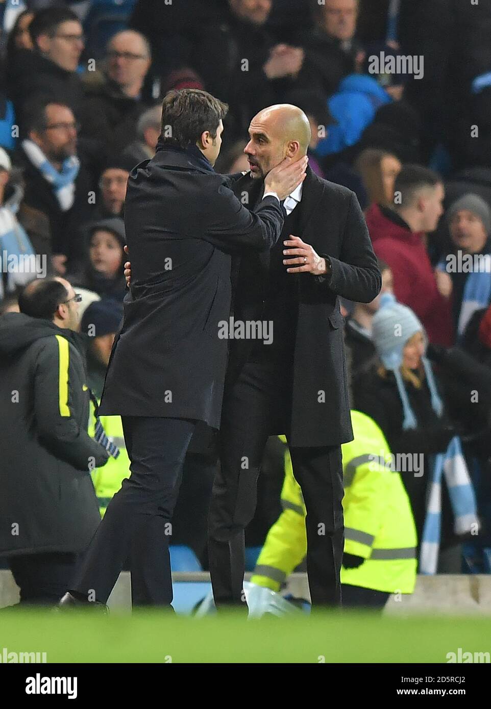 Josep Guardiola, Manager von Manchester City, und Mauricio, Manager von Tottenham Hotspur Pochettino Umarmung nach dem Spiel Stockfoto