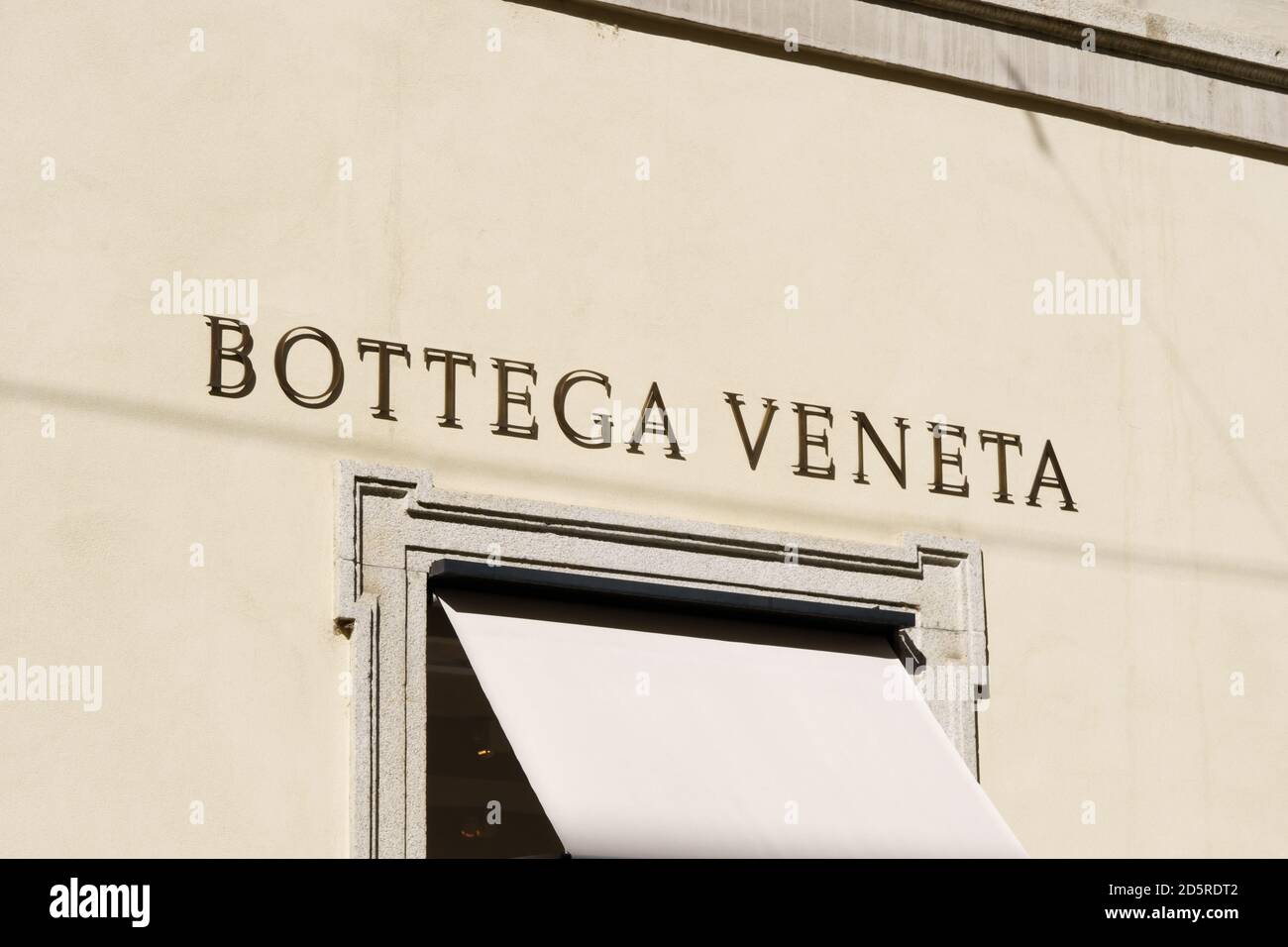 Bottega Veneta Schild des Geschäfts befindet sich im Mailänder Modeviertel. Bottega Veneta ist eine italienische Luxusmarke und High Fashion Marke. Milan, Italien - 01 Stockfoto