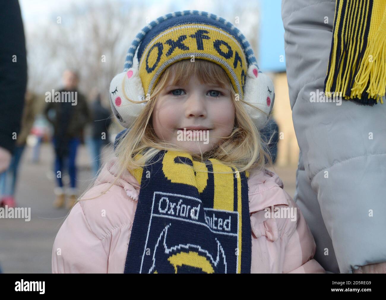 Ein junger Fan von Oxford United vor dem Spiel gegen Newcastle Vereint Stockfoto