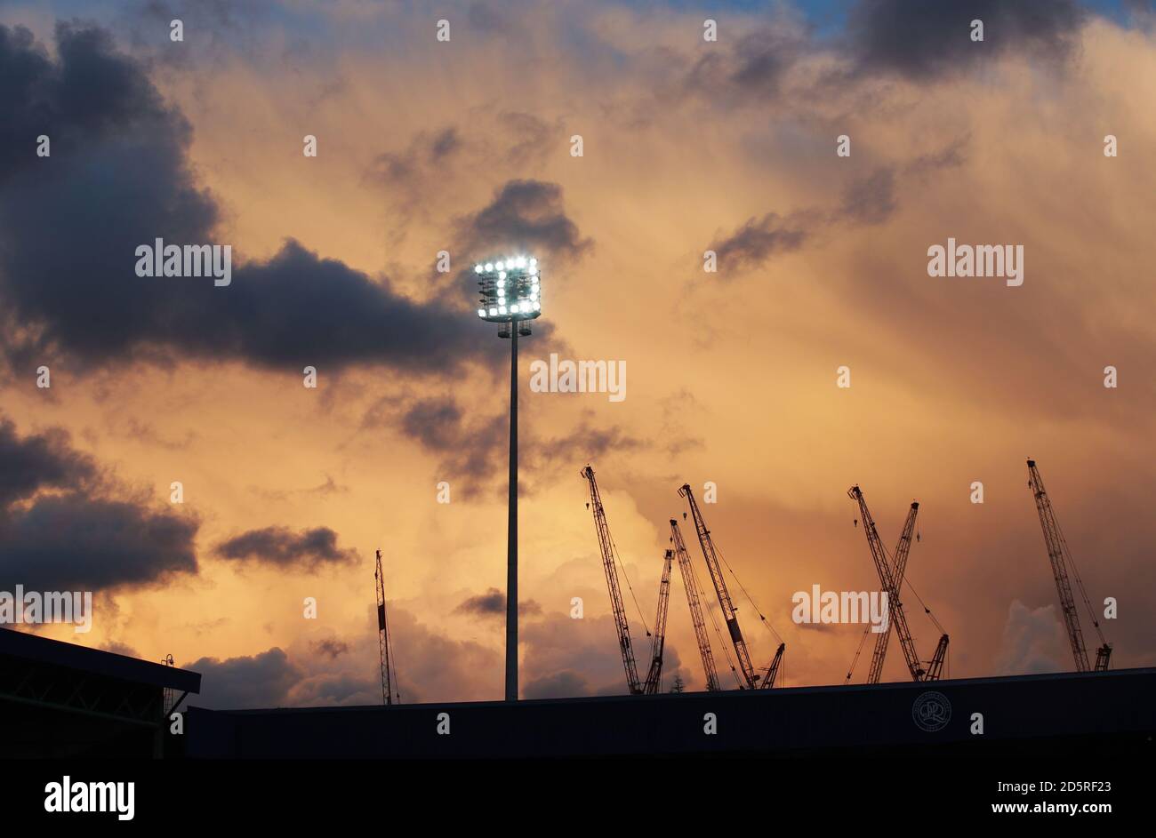 Sonnenuntergang über dem Loftus Road Stadion während der Queens Park Rangers Und Burton Albion Fußballspiel Stockfoto