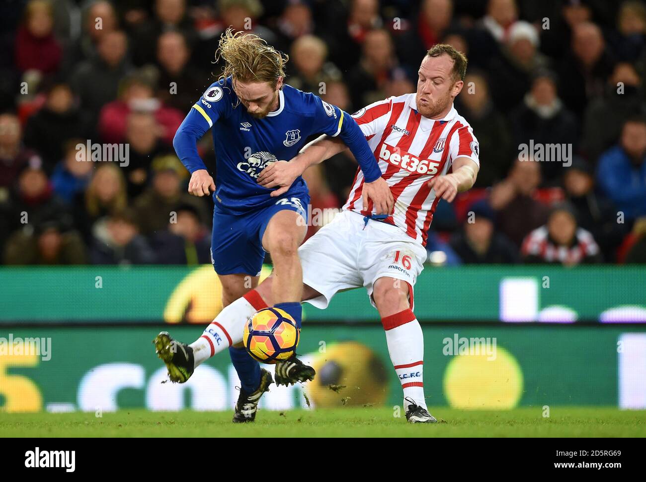 Everton's Tom Davies (links) und Stoke City's Charlie Adam Battle Für den Ball Stockfoto