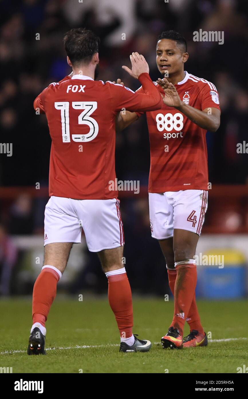Danny Fox von Nottingham Forest (links) und Michael Mancienne (rechts) feiern Das Ausgleichsziel Stockfoto