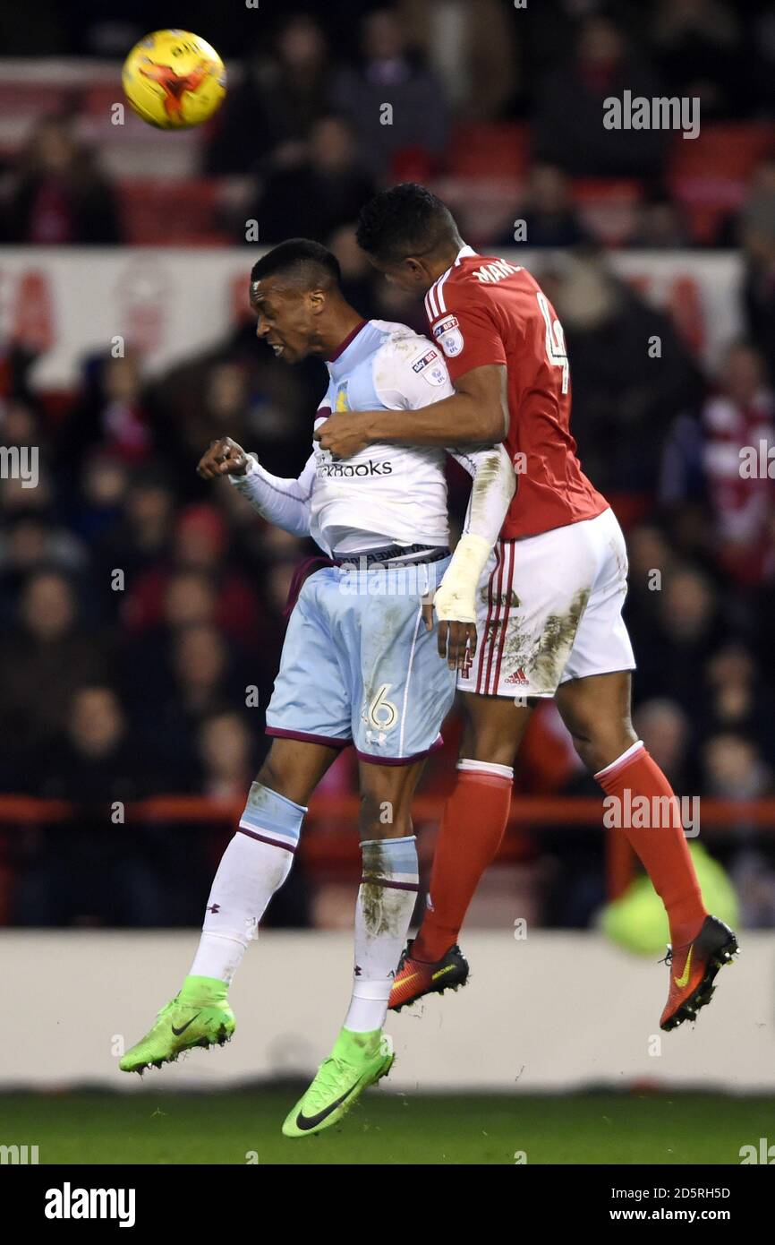 Jonathan Kodija von Aston Villa (links) und Michael Mancienne von Nottingham Forest (Rechts) Kampf um den Ball Stockfoto
