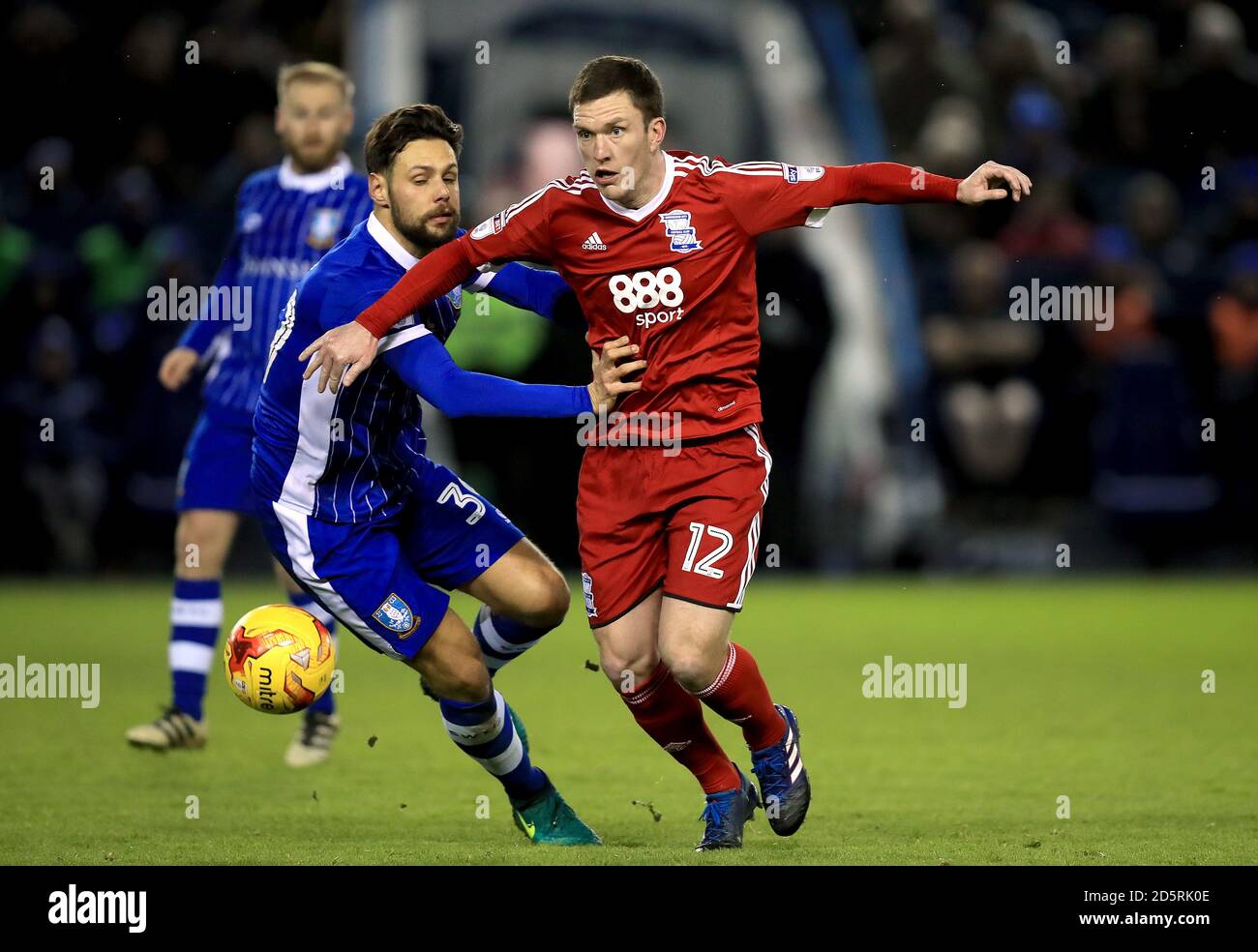 Vincent Sasso (links) von Sheffield Wednesday und Craig Gardner von Birmingham City (Rechts) Kampf um den Ball Stockfoto