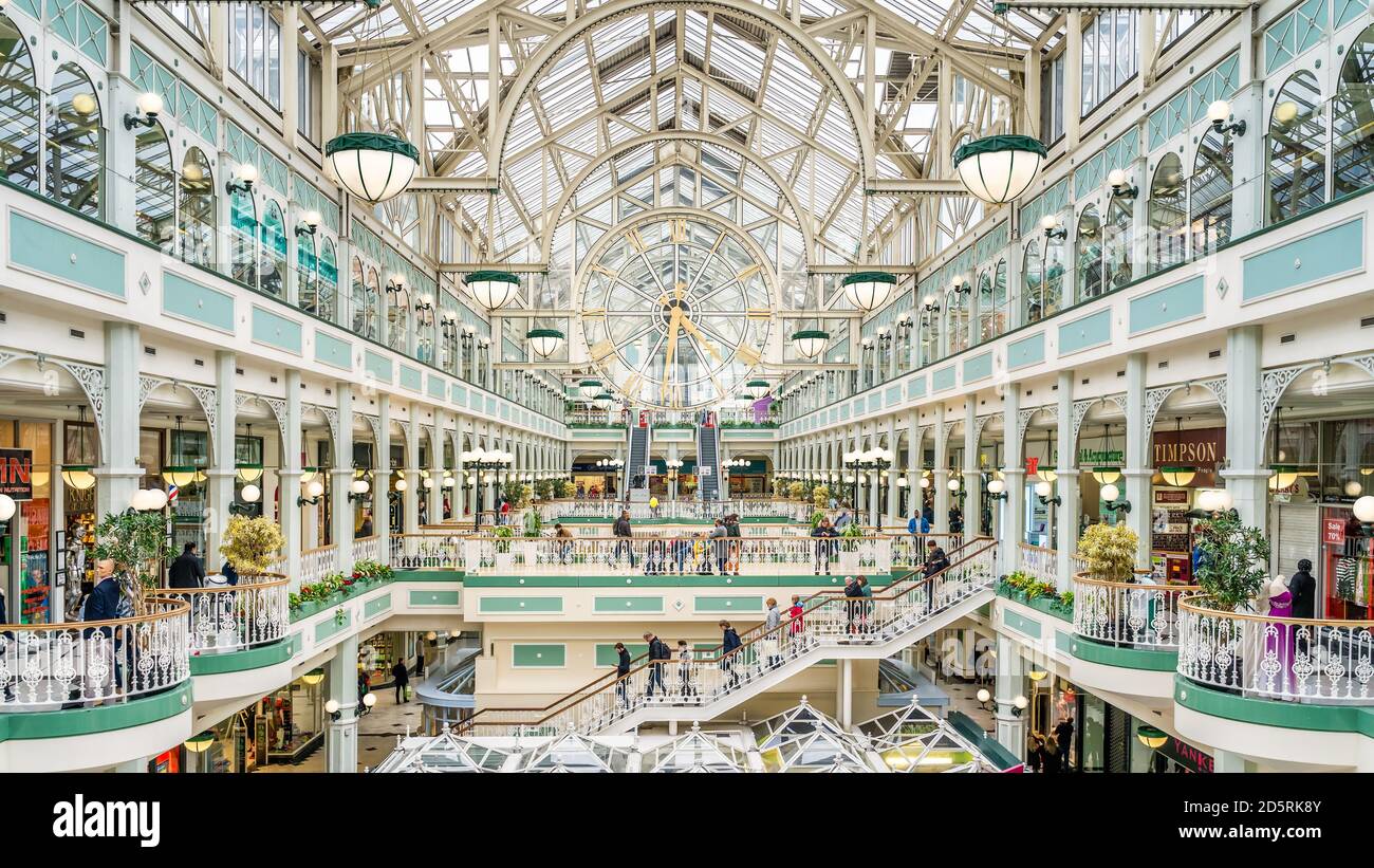 Dublin, Irland, April 2019 Menschen einkaufen im Stephens Green Shopping Centre. Moderner Komplex in der Grafton Street, dem berühmten Einkaufsviertel Stockfoto