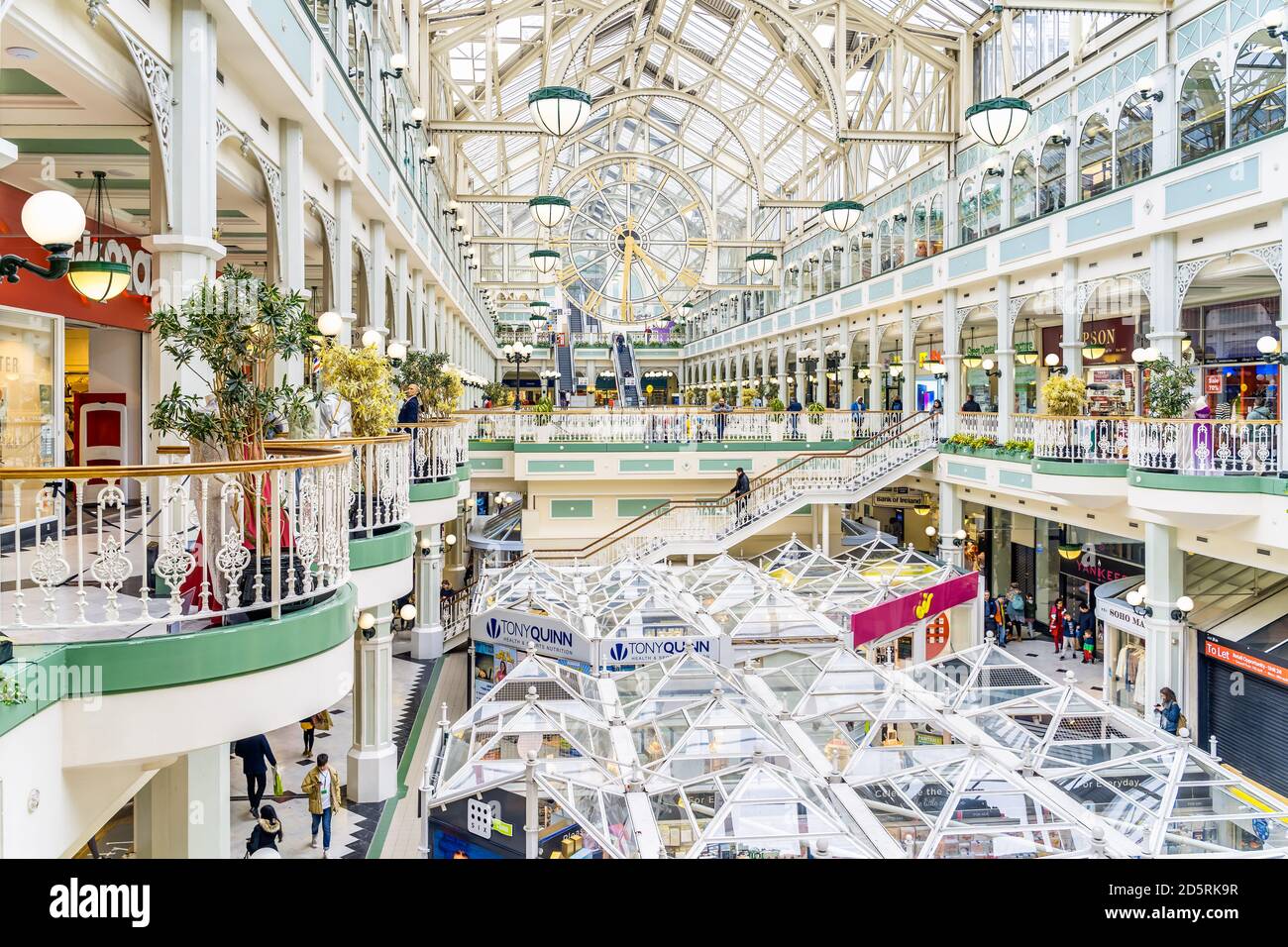 Dublin, Irland, April 2019 Menschen einkaufen im Stephens Green Shopping Centre. Moderner Komplex in der Grafton Street, dem berühmten Einkaufsviertel Stockfoto