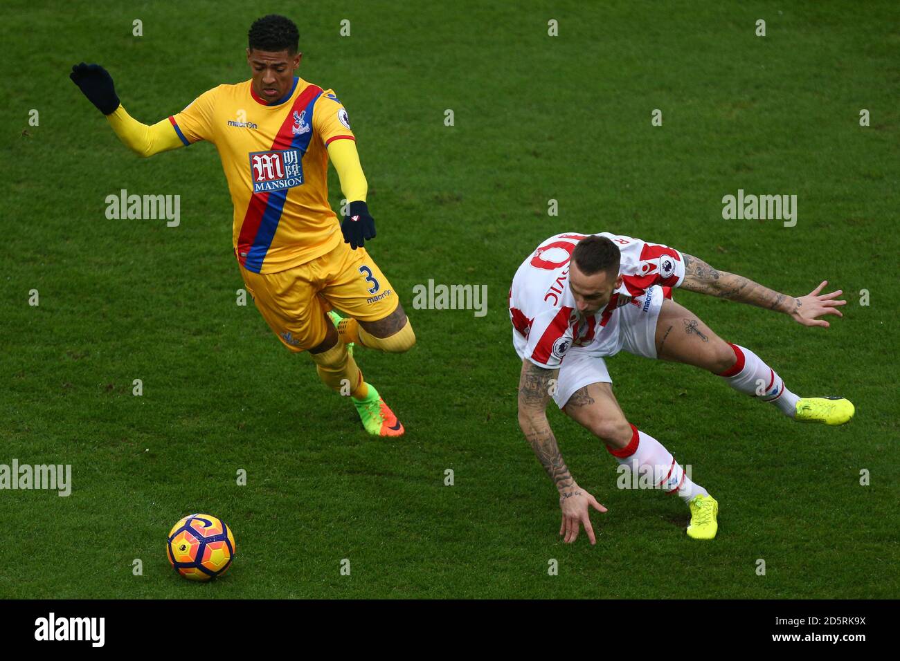 Marko Arnautovic (rechts) von Stoke City und Patrick van vom Crystal Palace Aanholt Kampf um den Ball Stockfoto