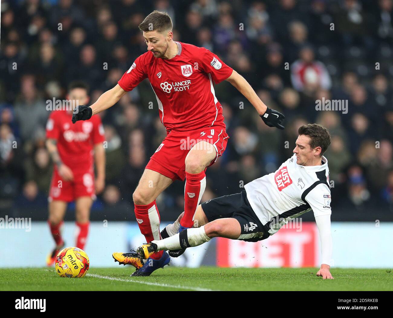 Craig Bryson von Derby County (rechts) und Joe Bryan von Bristol City Kampf um den Ball Stockfoto