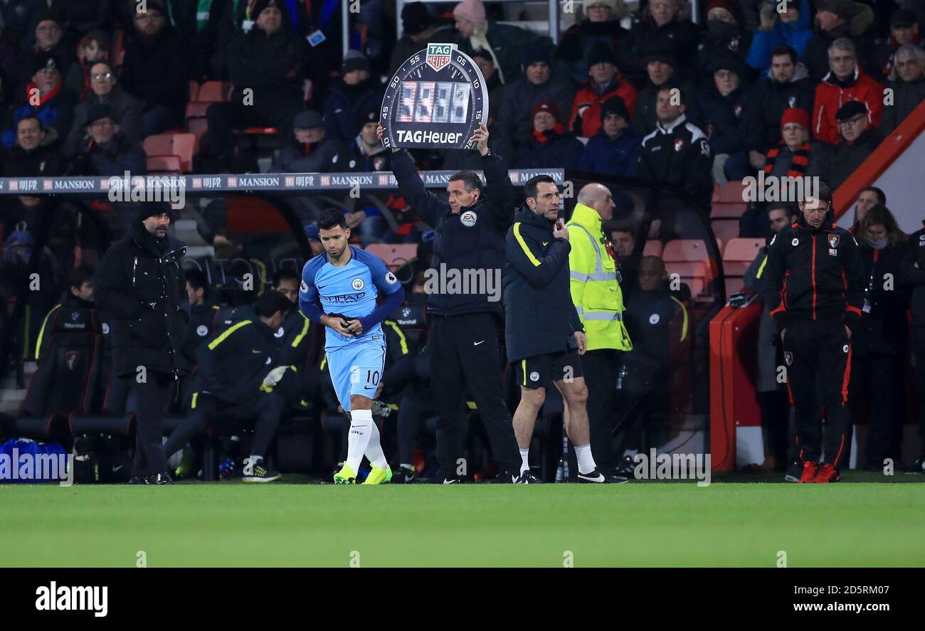 Sergio Aguero von Manchester City (links) wird auf dem Platz ersetzt Um Gabriel Jesus zu ersetzen Stockfoto