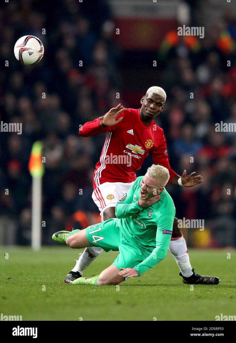 Paul Pogba von Manchester United (links) Fouls Jordan Veretout von Saint-Etienne Stockfoto