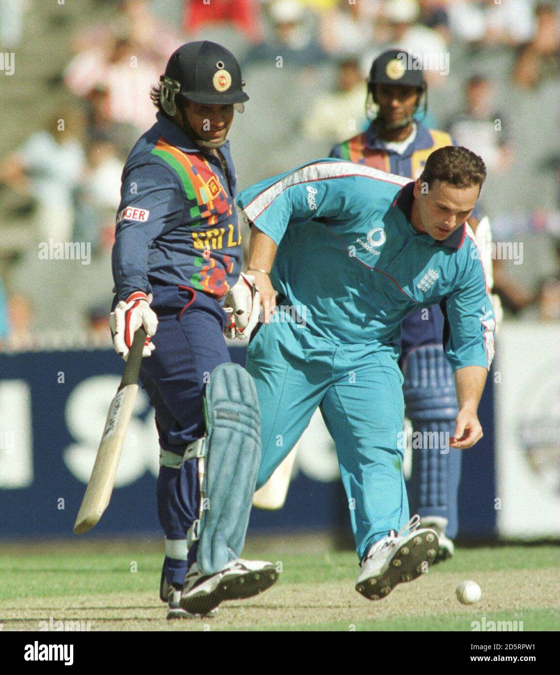 Englands Mark Ealham jagt den Ball als Sri Lankas Ranatunga Macht seinen Boden sicher Stockfoto