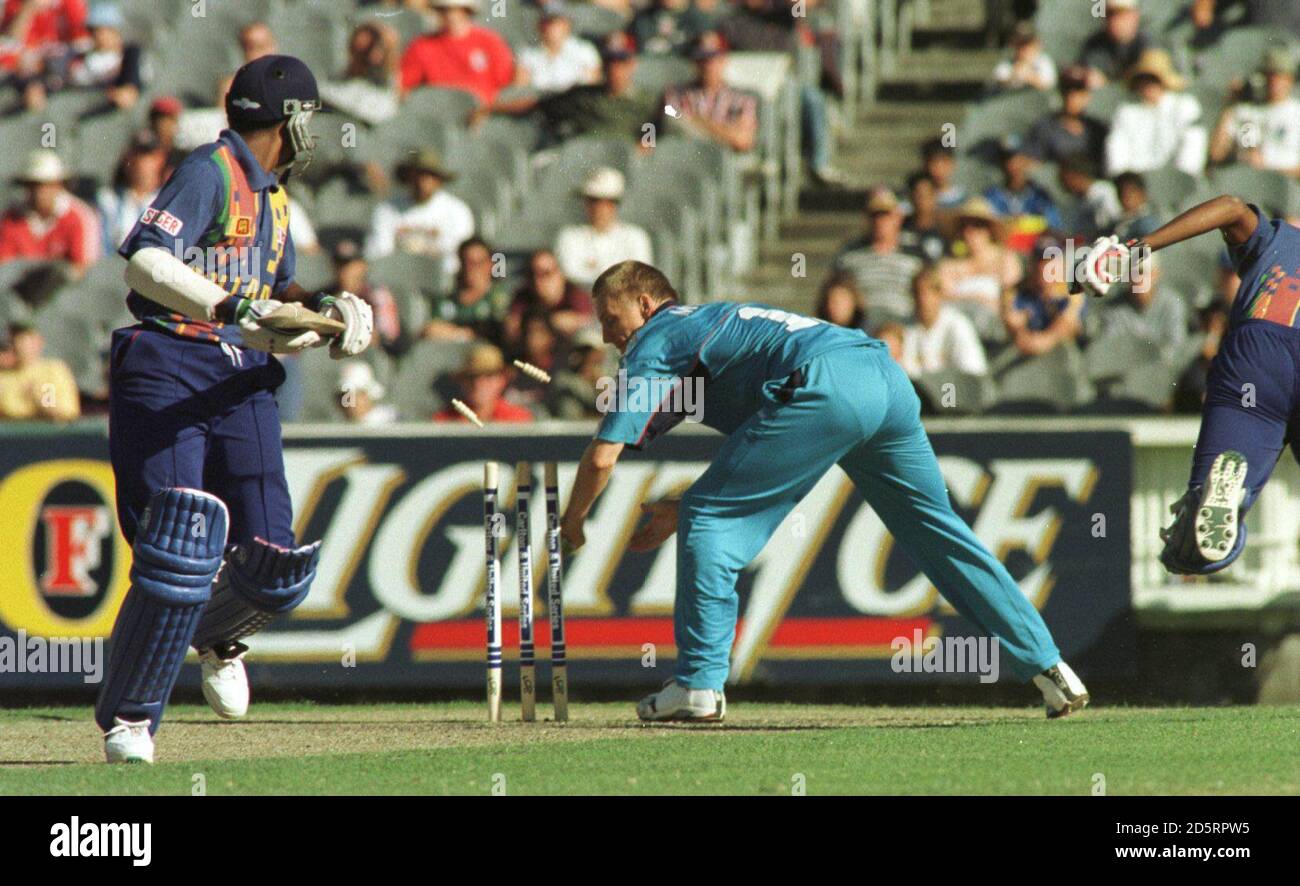 Englands Alan Mullally rennt Nuwan Zoysa aus, um das letzte Sri-lankische Wicket vom letzten Ball zu holen. Stockfoto