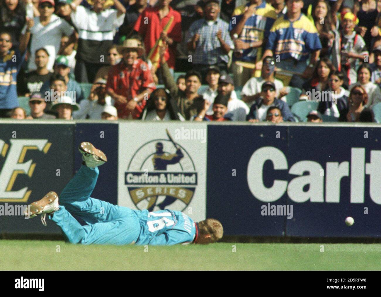 Englands Alan Mullally verschüttet einen schwierigen Fang vor dem Sri-lankische Fans Stockfoto