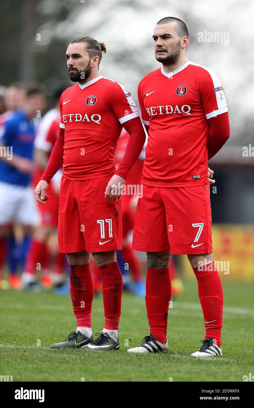 Charlton Athletic's Ricky Holmes (links) und Tony Watt bilden eine Verteidigungsmauer Stockfoto