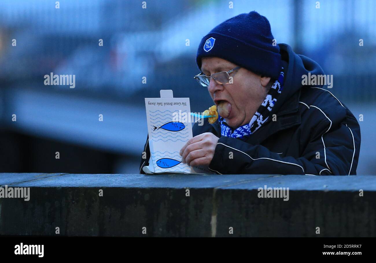 Ein Sheffield Mittwoch Unterstützer isst Fisch und Chips vor der Spiel gegen Brentford Stockfoto