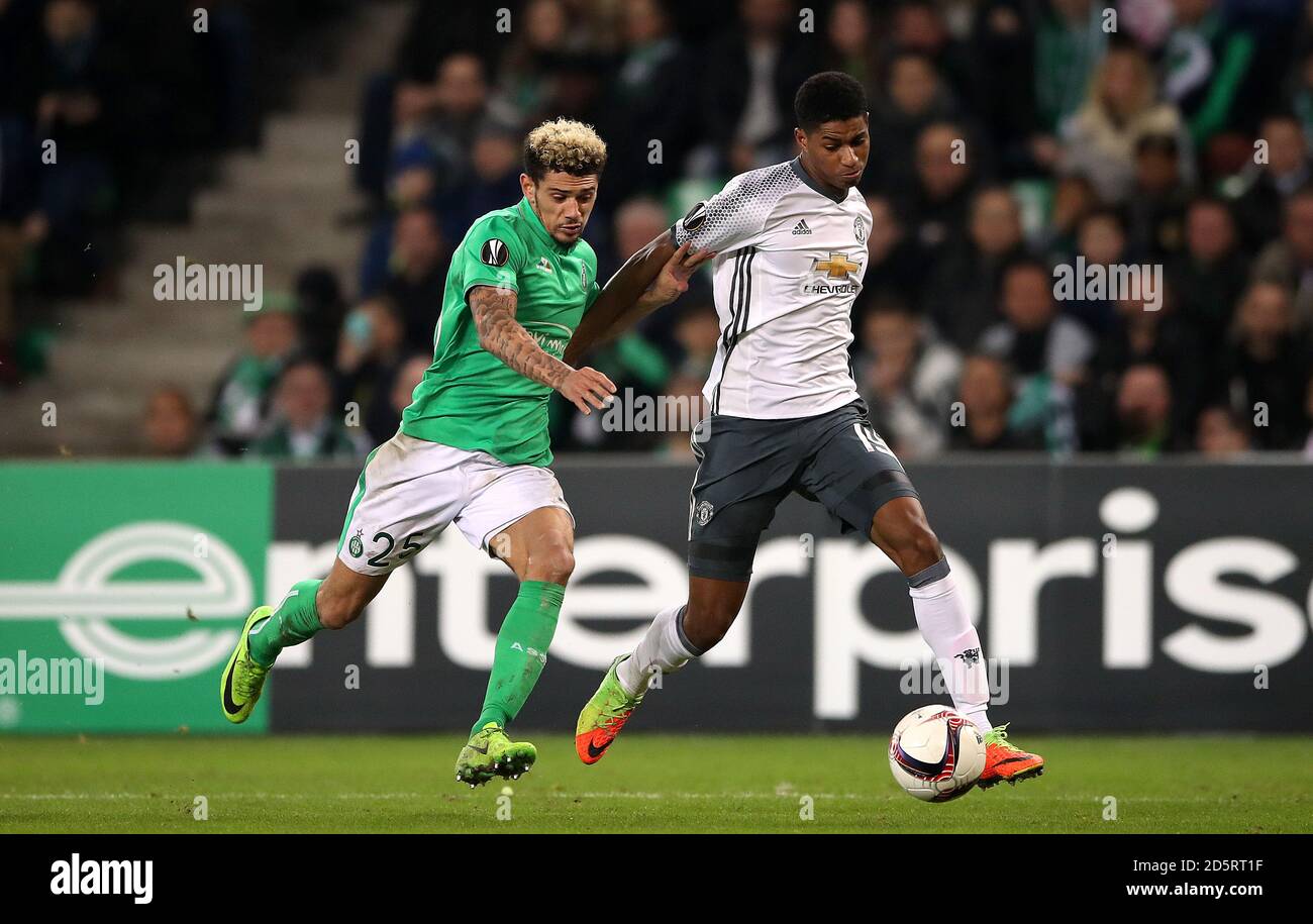 Kevin Malcuit von Saint-Etienne (links) und Marcus Rashford von Manchester United (rechts) Kampf um den Ball Stockfoto