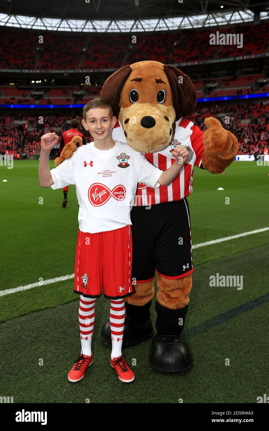 Southampton Club Maskottchen Super Saint (links) und das Southampton Spiel Tag Maskottchen vor dem EFL Cup Finale Stockfoto