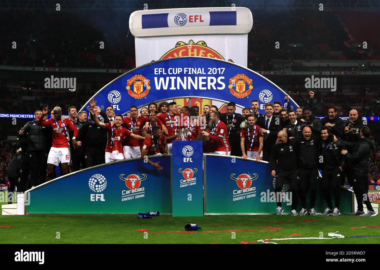 Manchester United Spieler feiern den Gewinn der EFL Cup Trophy Stockfoto