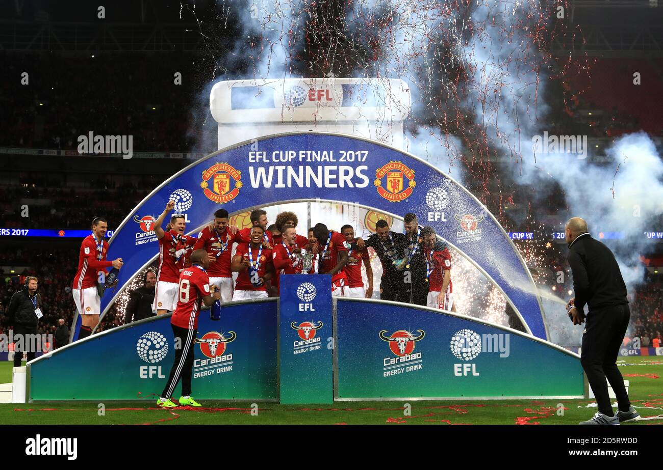 Manchester United Spieler feiern den Gewinn der EFL Cup Trophy Stockfoto