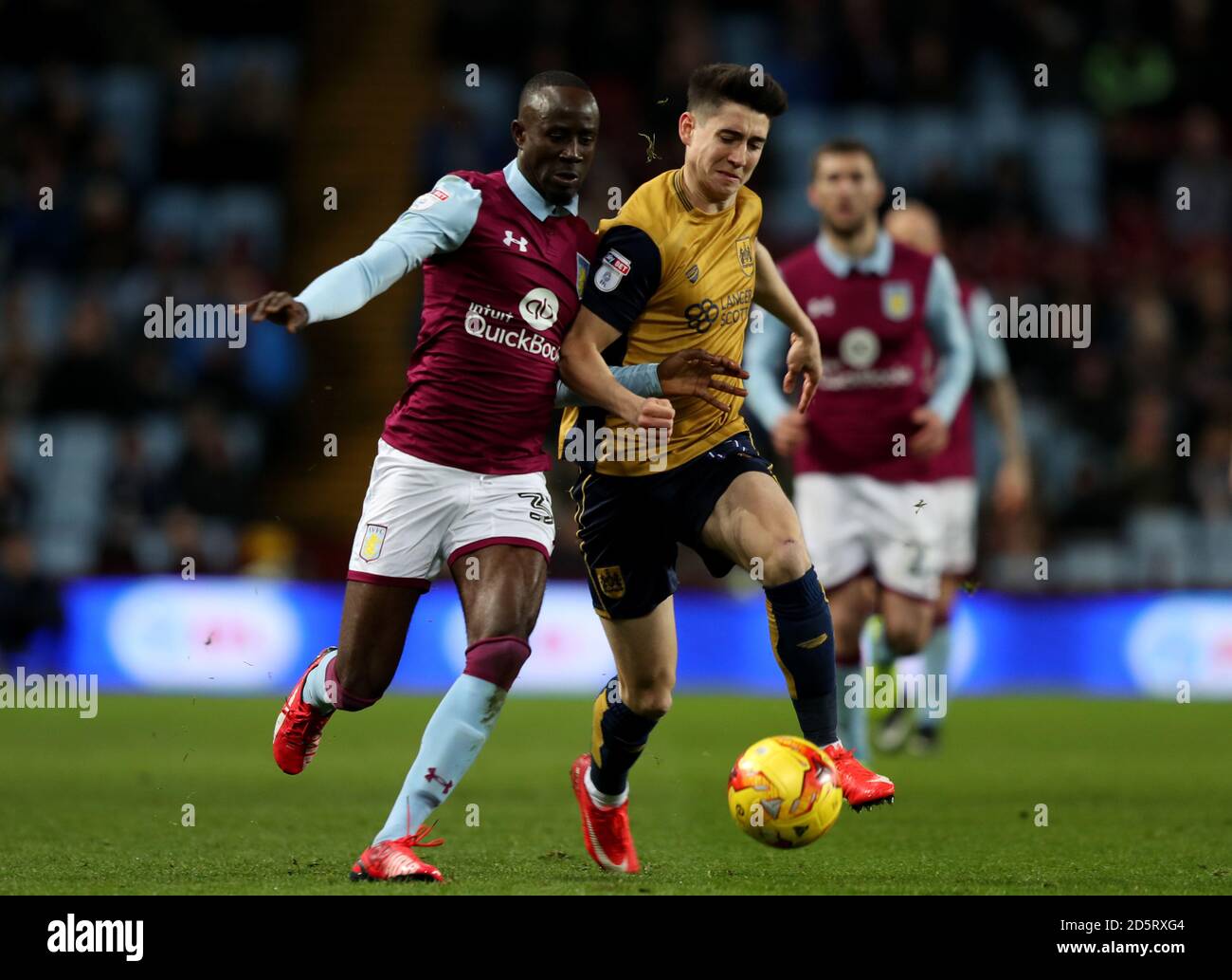 Aston Villa's Albert Adomah (links) und Bristol City's Callum O'Dowda Kampf um den Ball Stockfoto