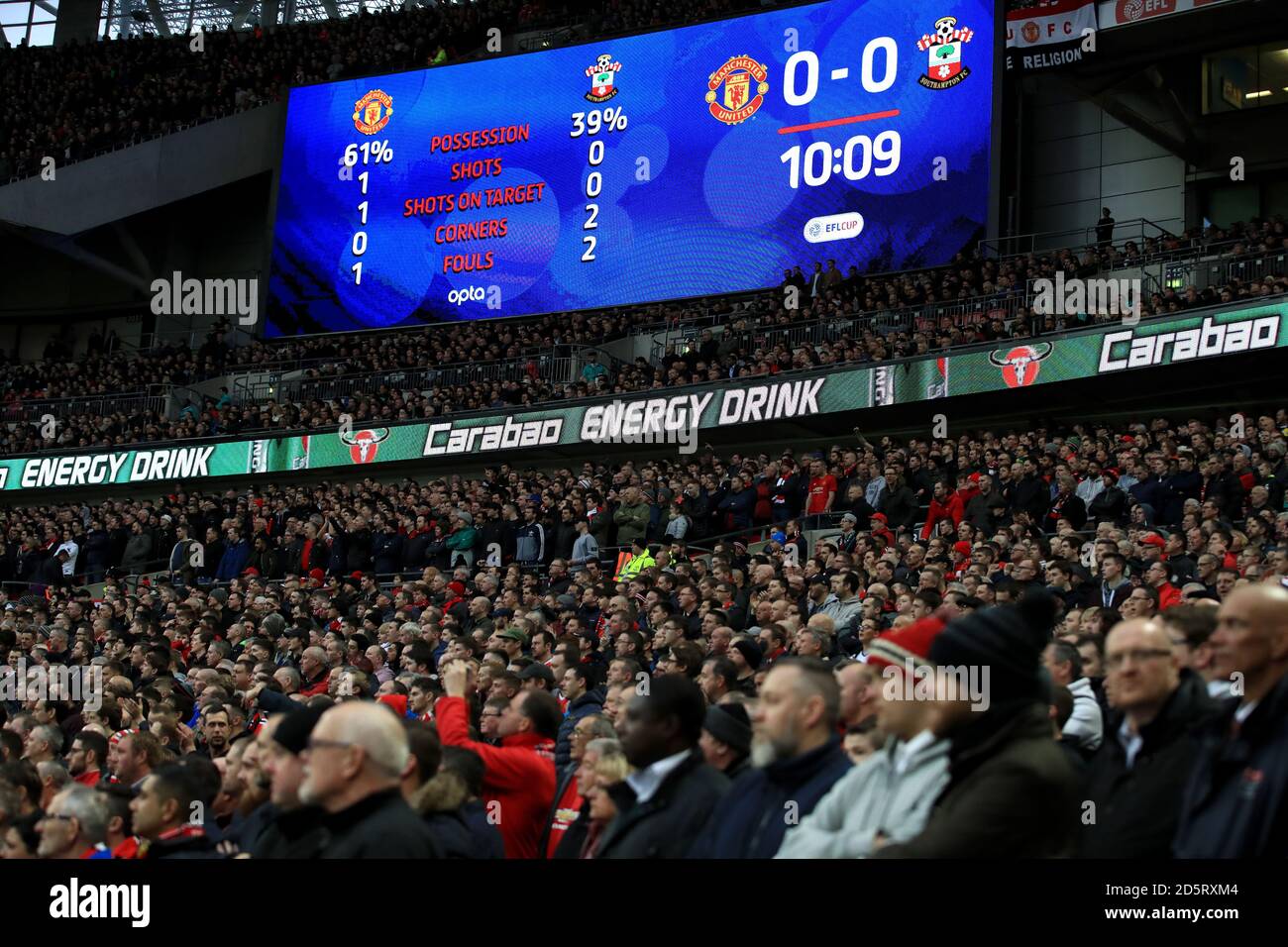 Eine allgemeine Ansicht der Carabao und EFL Branding unter den Publikum im Wembley Stadium während des EFL Cup Finales Stockfoto