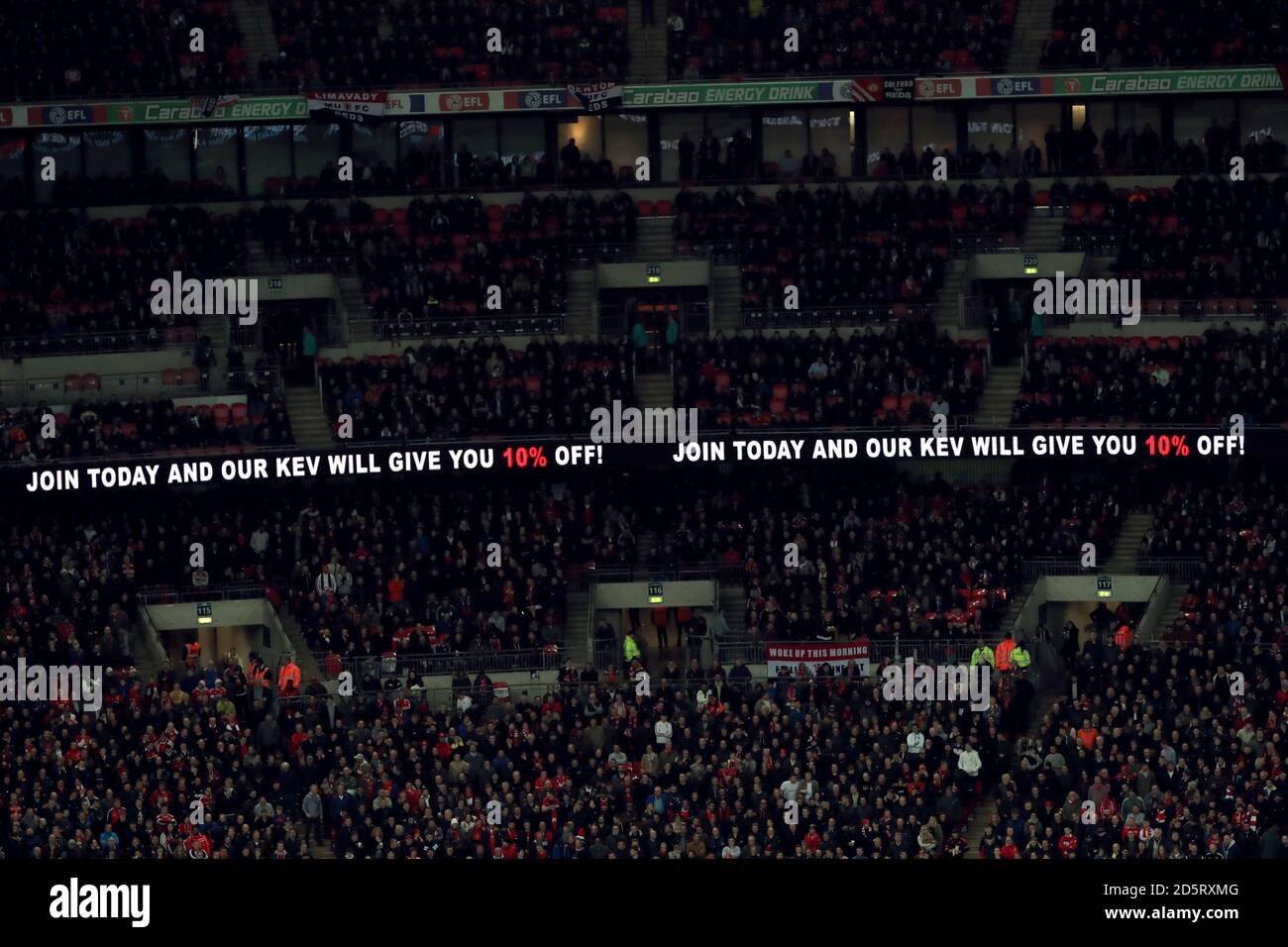 Eine allgemeine Sicht des Brandings unter der Masse bei Wembley Stadion während des EFL Cup Finales Stockfoto