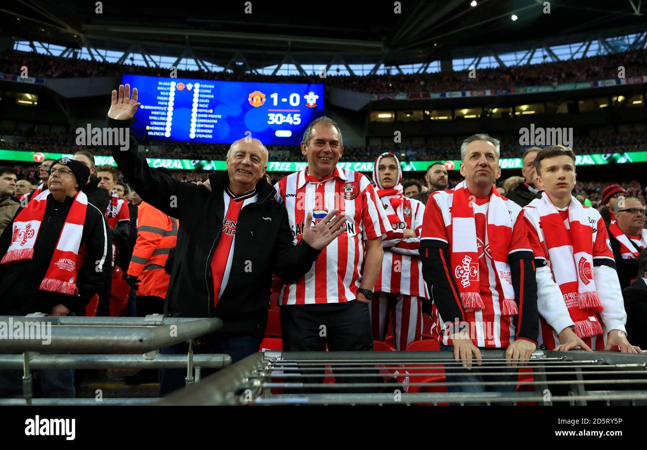 Southampton-Anhänger reagieren auf den Tribünen im Wembley-Stadion Stockfoto