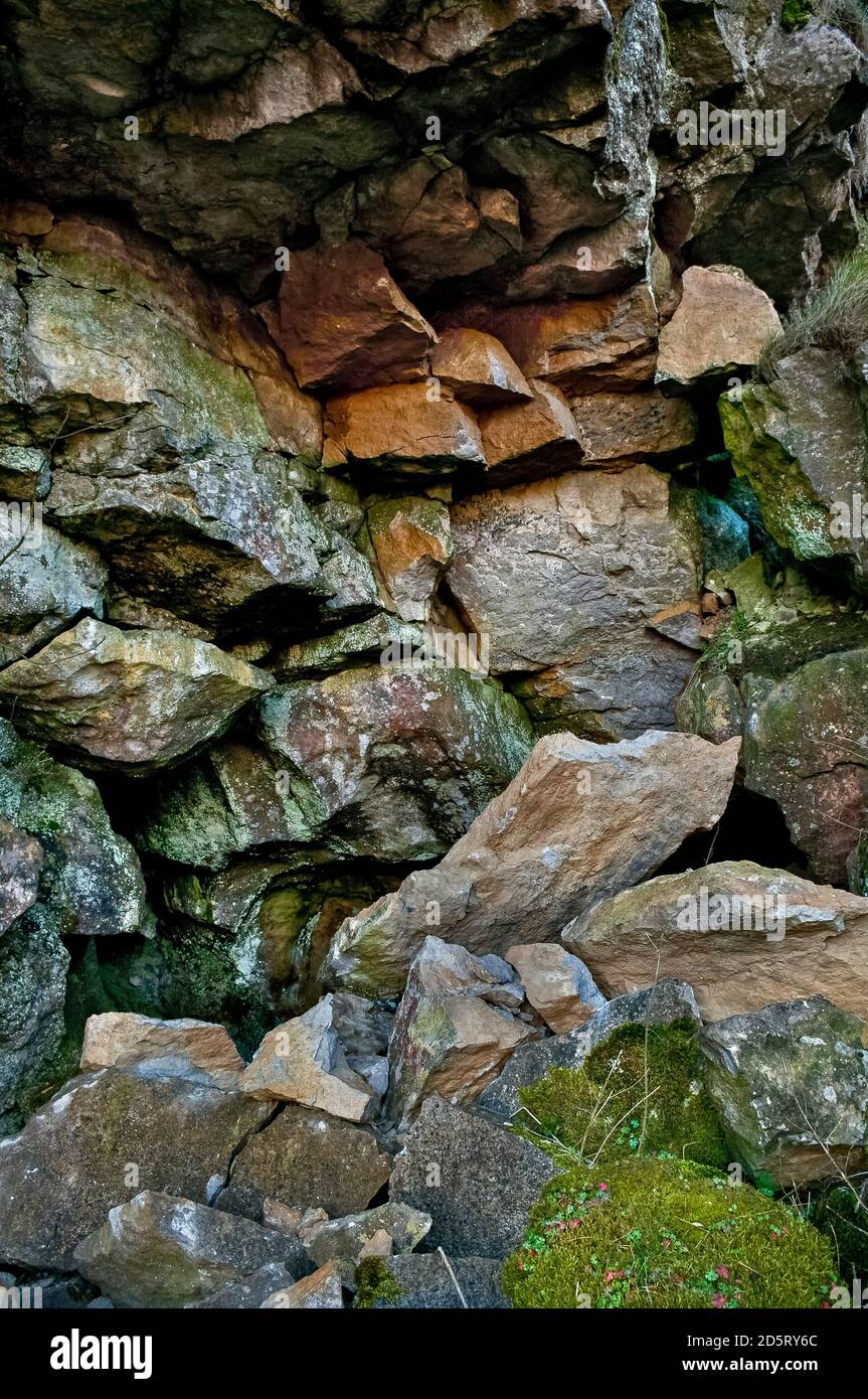 Abbau von zerbrechlichem Kalkstein in einem alten Steinbruch am Eingang zur Winnats Head Cave in Winnats Pass, Castleton. Stockfoto