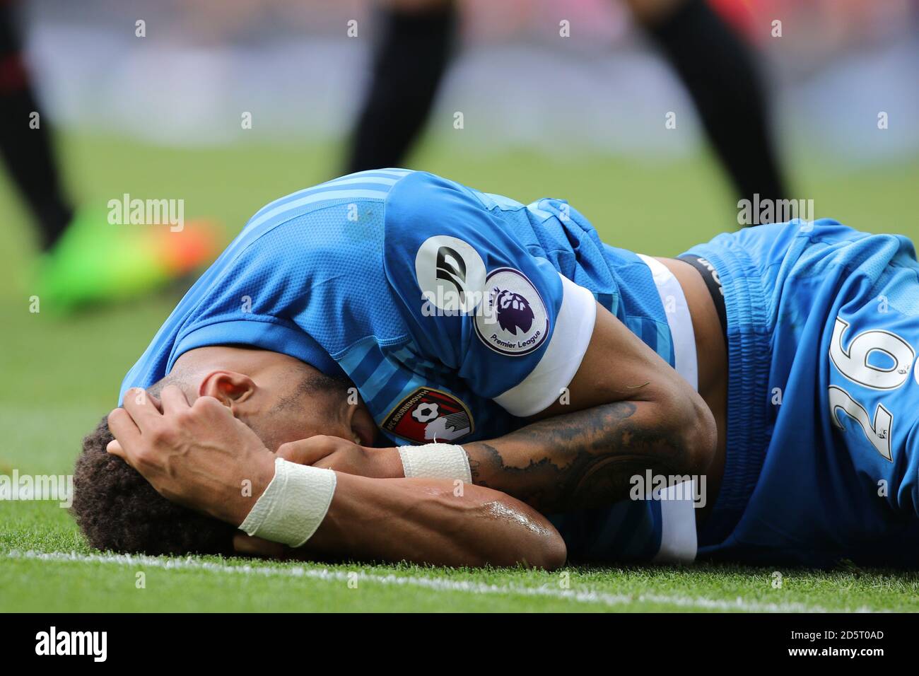 AFC Bournemouth Tyrone Mings halten sein Ohr nach und Ellbogen Von Zlatan Ibrahimovic von Manchester United (nicht abgebildet) Stockfoto