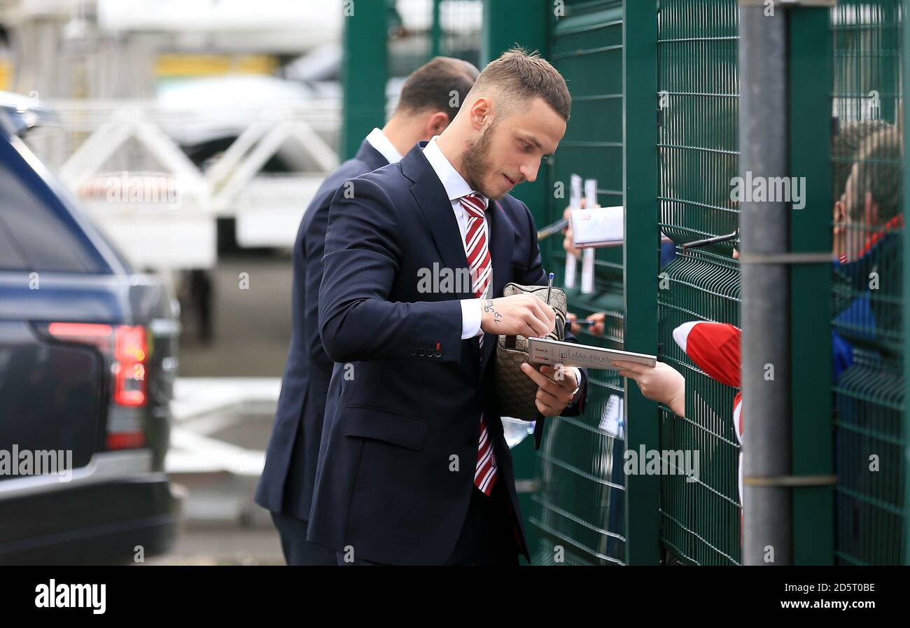 Marko Arnautovic von Stoke City signiert vor dem Autogramme für Fans Das Spiel Stockfoto