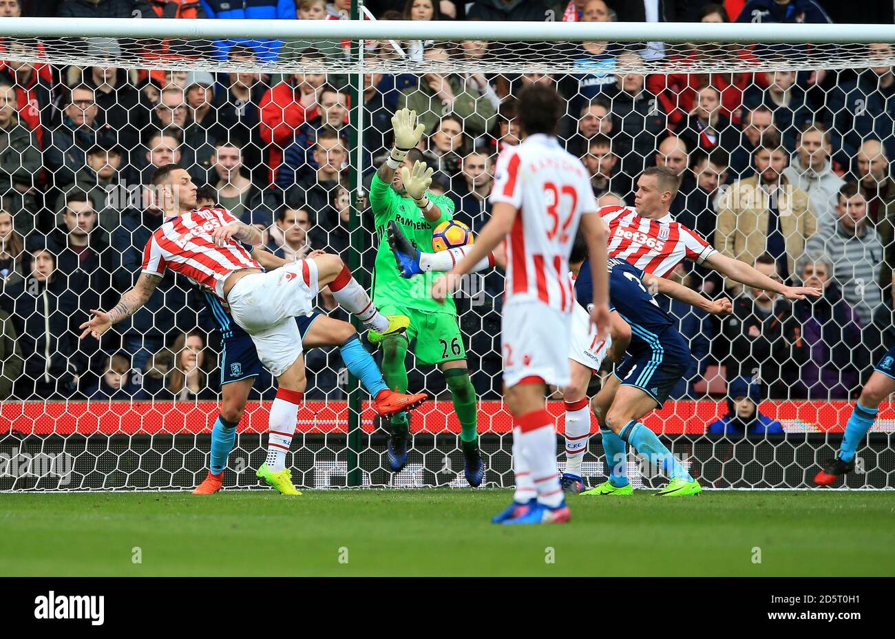 Marko Arnautovic (links) von Stoke City erzielt das zweite Tor seiner Seite Des Spiels Stockfoto