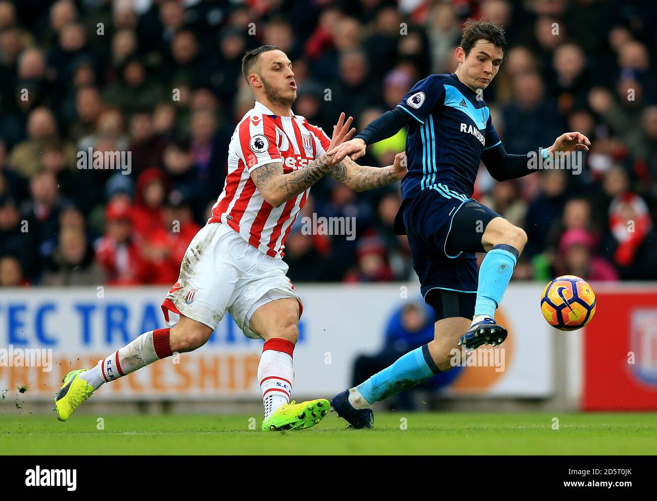 Marko Arnautovic (links) von Stoke City und Marten de Roon von Middlesbrough (Rechts) Kampf um den Ball Stockfoto