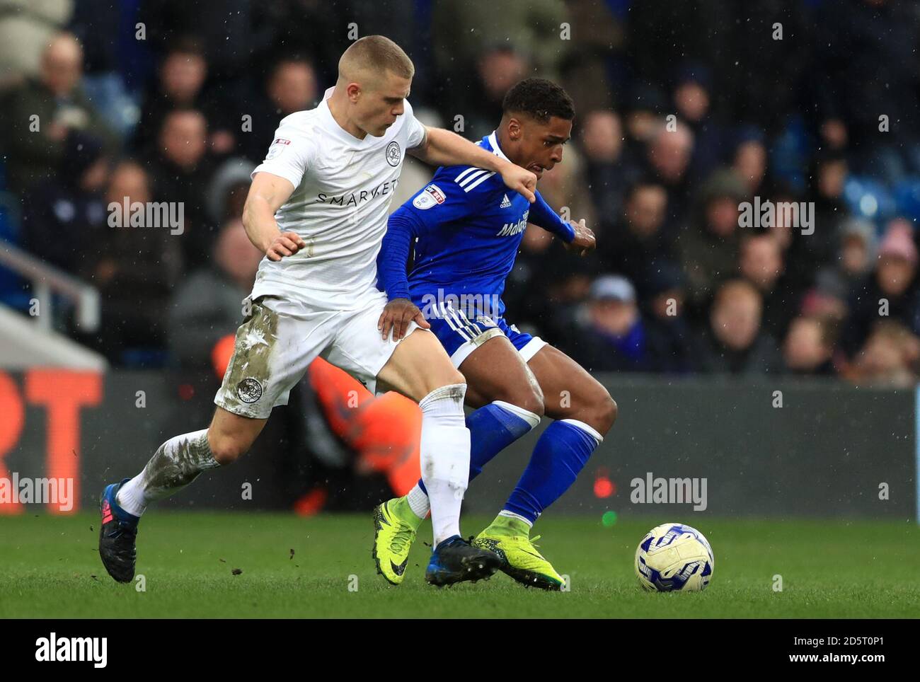 Jake Bidwell von Queens Park Rangers, (links) kämpft um den Ballbesitz mit Kadeem Harris von Cardiff City, (rechts) Stockfoto