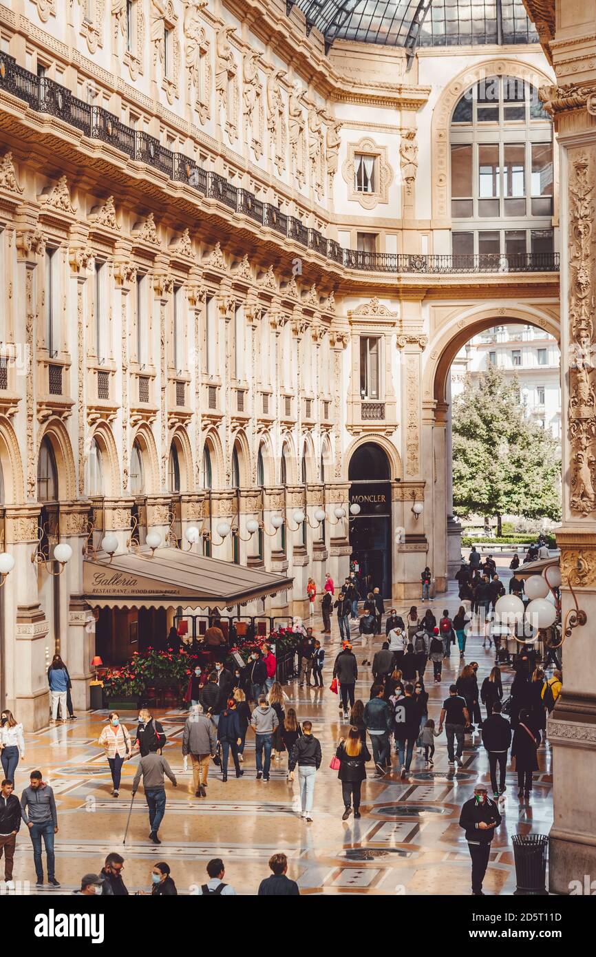 Menschen zu Fuß in der Einkaufsgalerie im Zentrum von Mailand während Coronavirus, covid 19 Ausbruch. Viruspandemie. Mailand, Italien - 27. September 2020 Stockfoto