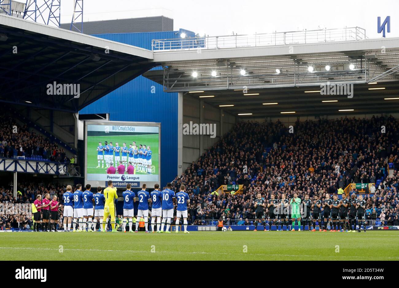 Everton Spieler beobachten eine Minute Applaus zu Ehren von Alex Jung vor dem Anpfiff Stockfoto