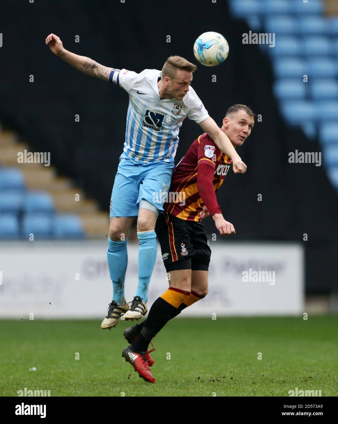 Nathan Clarke von Coventry City (links) und Charlie Wyke von Bradford City Kampf um den Ball Stockfoto