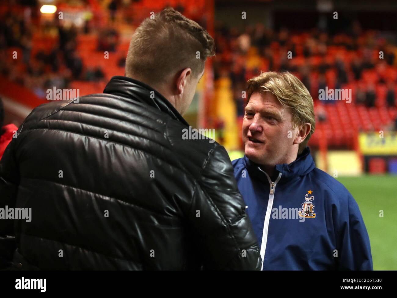 Charlton Athletic Manager Karl Robinson (links) und Bradford City Manager Stuart McCall Stockfoto