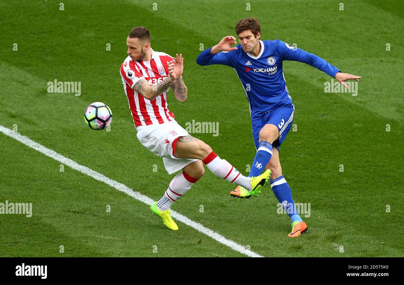 Marko Arnautovic von Stoke City und Marcos Alonso von Chelsea Stockfoto