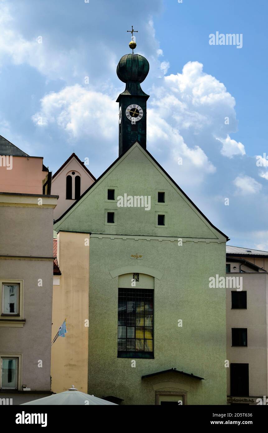 Passau, Maristenkloster mit einer charakteristischen Zwiebelkuppel Stockfoto