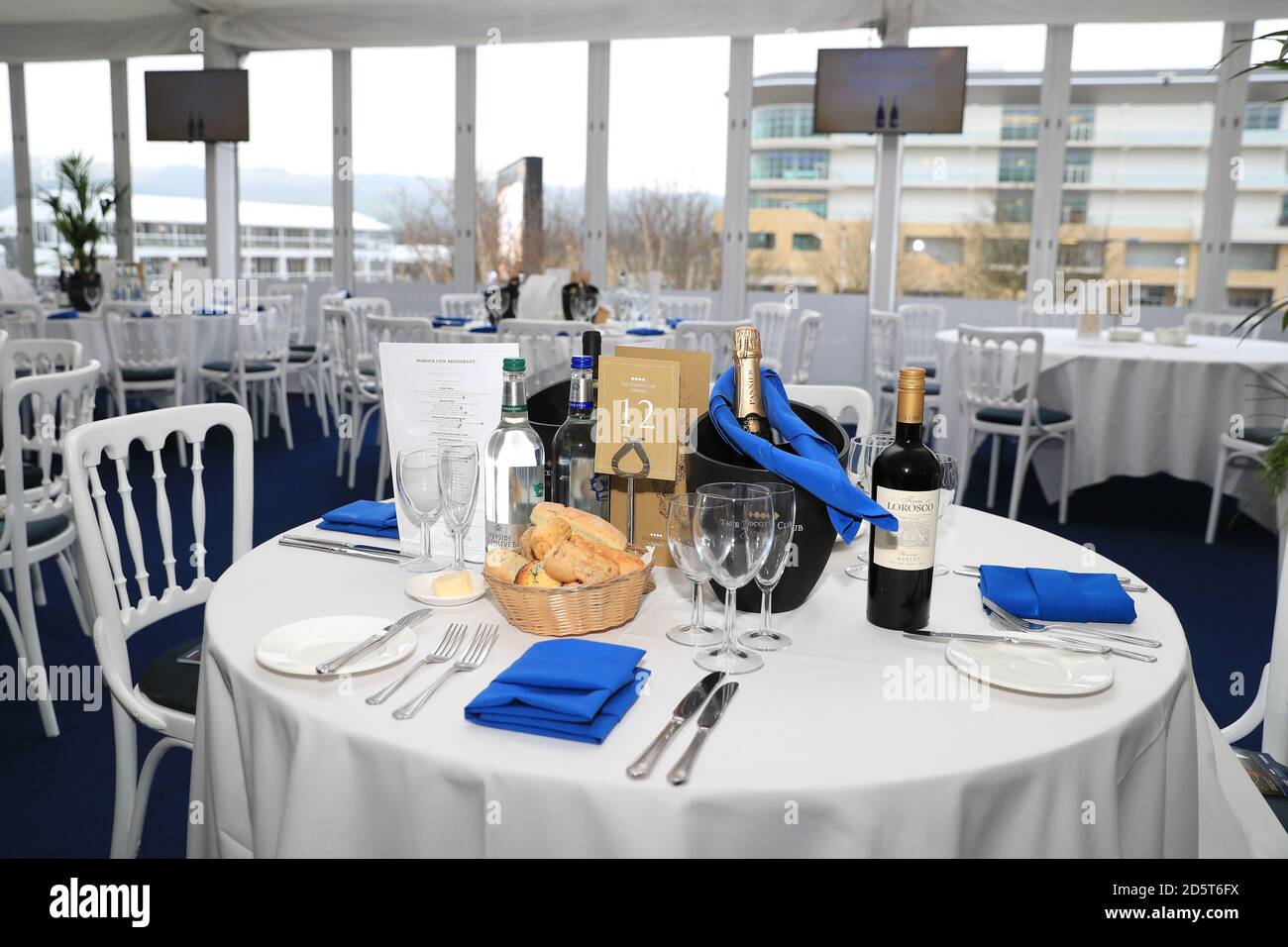 Ein allgemeiner Blick auf Paddock View Restaurant angelegt St. Patrick's Donnerstag Stockfoto