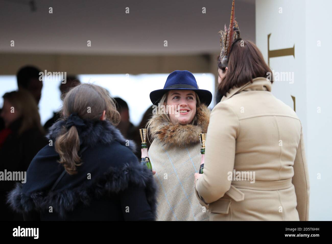 Racegoerinnen genießen die Atmosphäre während des St. Patrick's Day of Das Cheltenham Festival 2017 Stockfoto