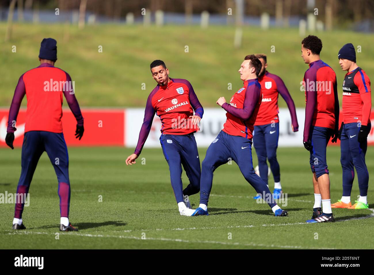Englands Chris Smalling (links) fordert Phil Jones (rechts) während des Trainings heraus und fängt ihn mit einem späten Tackle. Phil jones' Zeh wurde bei dieser Herausforderung gebrochen. Stockfoto