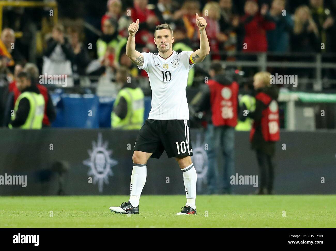 Der deutsche Lukas Podolski wird vom Platz abgetreten Letztes Mal nach dem Ausscheiden aus dem internationalen Fußball Stockfoto