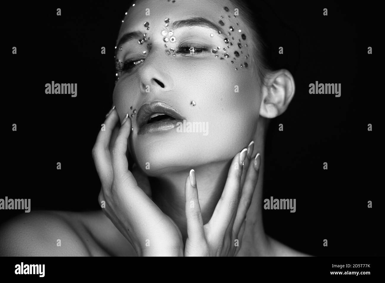 Schwarz-Weiß-Beauty-Bild von Model Kirsty Howe by Omar Shaker Fotografie Stockfoto