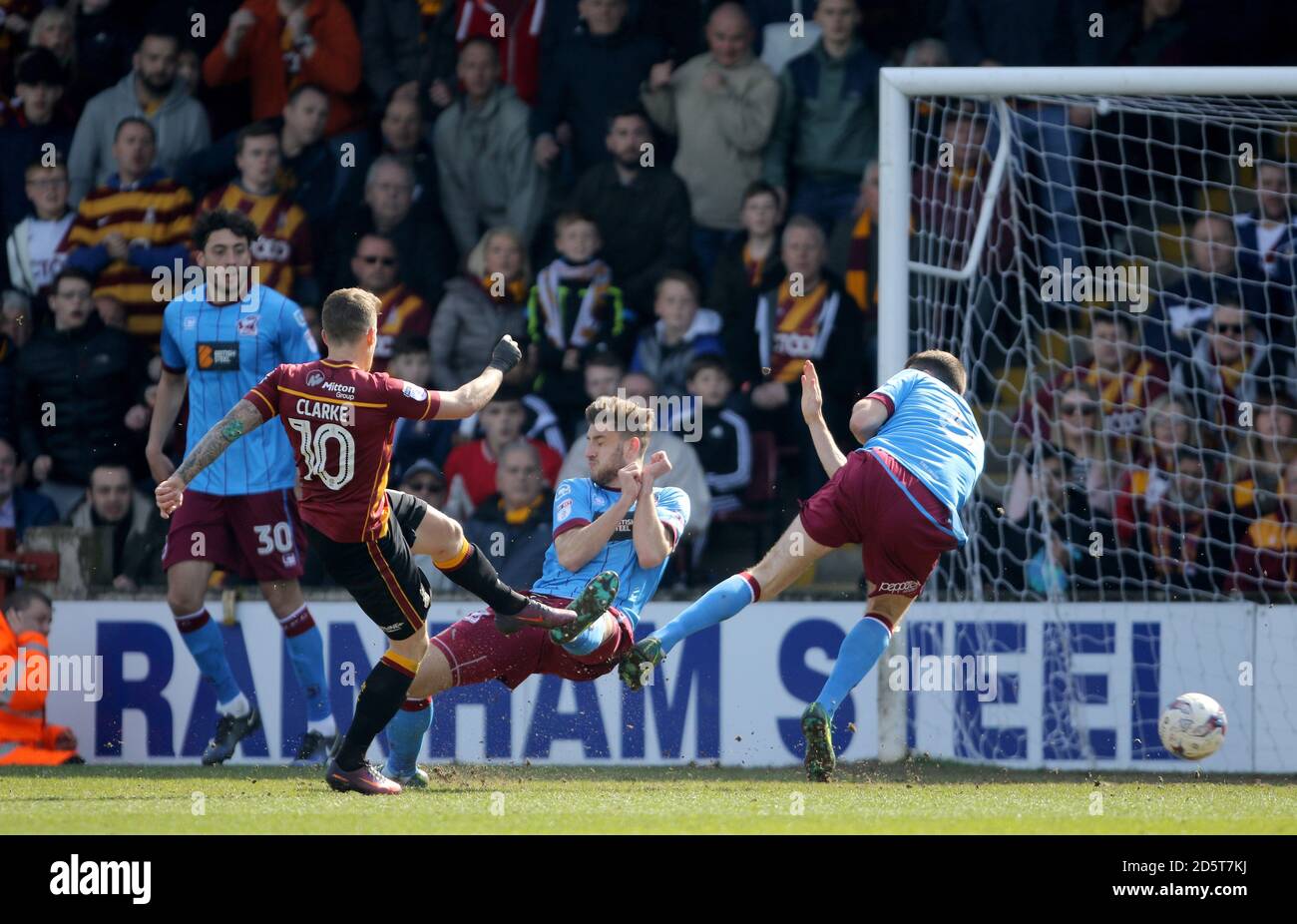 Charlie Goode von Scunthorpe United blockiert die Aufnahme von Bradford City Billy Clarke Stockfoto