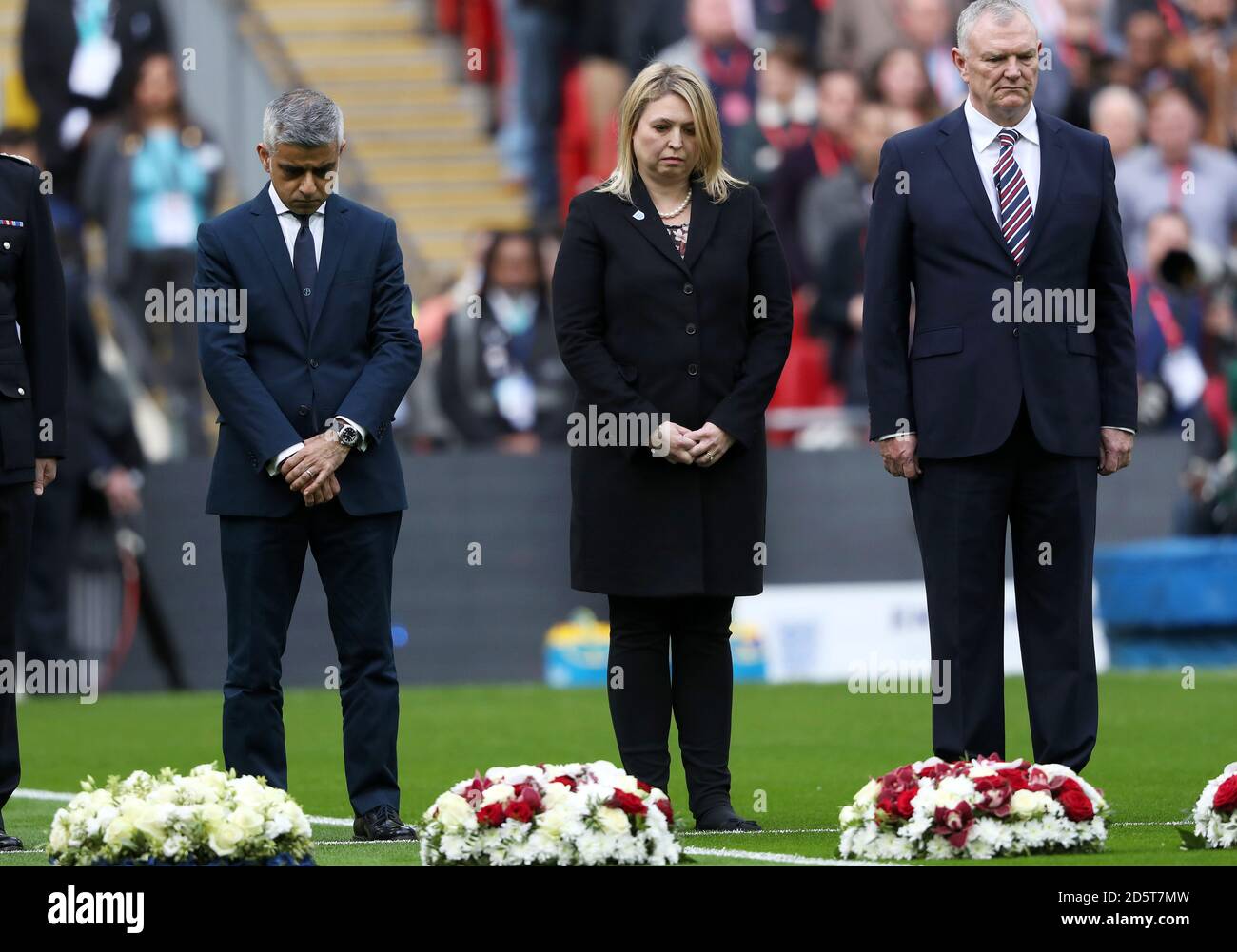 Der Londoner Bürgermeister Sadiq Khan (links) mit der Staatssekretärin für Kultur, Medien und Sport Karen Bradley und dem FA-Vorsitzenden Greg Clarke legten Kränze vor dem Spiel in Erinnerung an die Opfer und Verletzten der Terroranschläge der letzten Wochen vor Westminster Stockfoto