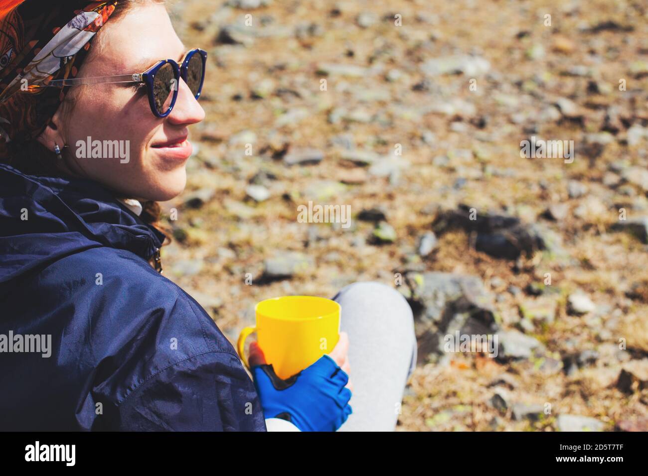 Frauen allein genießen Tee trinken auf Camping sitzen. Outdoor Reisen Abenteuer Lifestyle Konzept Wandern Reiselust Ferien. Stockfoto