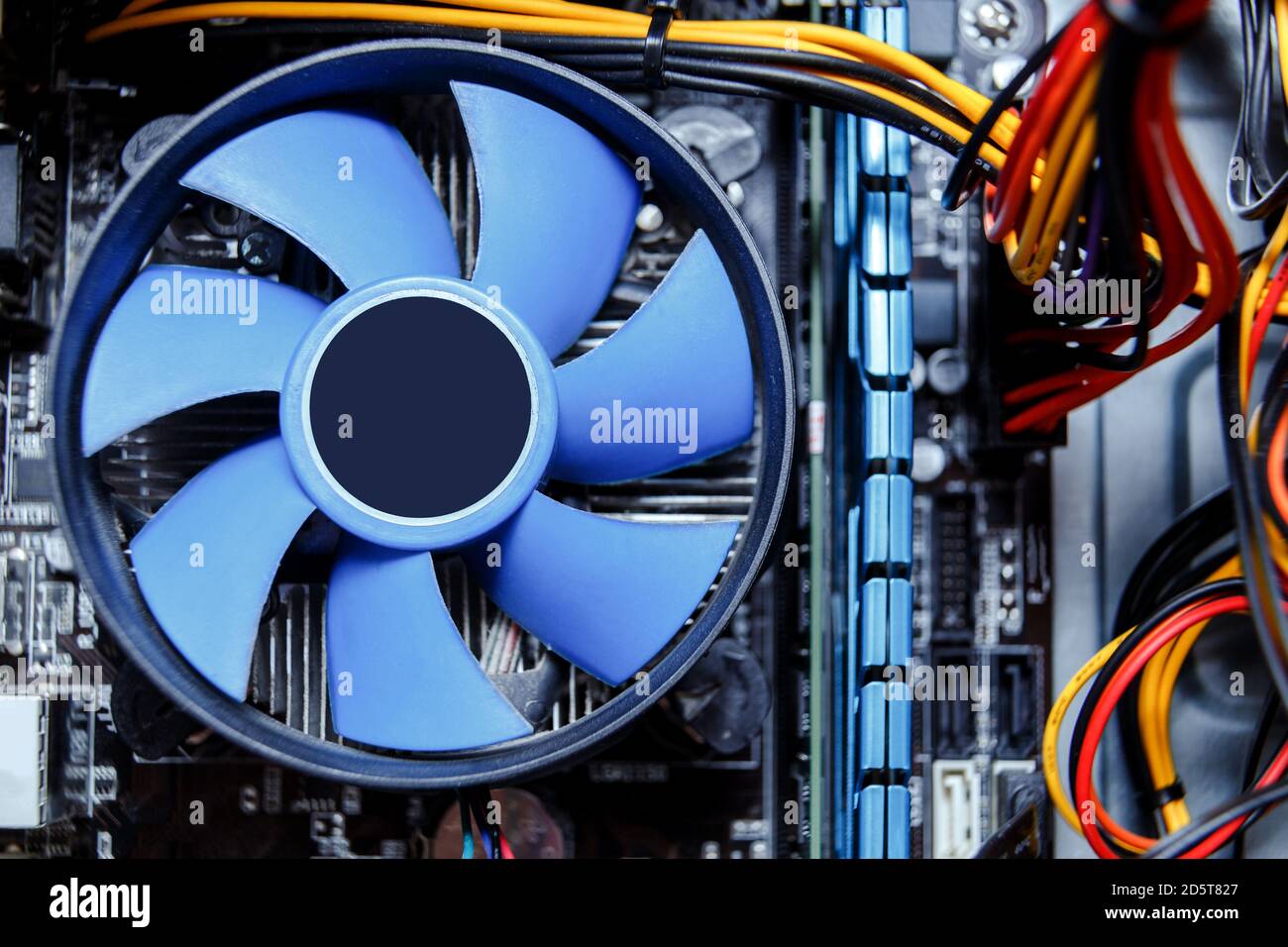 Kühlkörper und Lüfter der zentralen Verarbeitung oder der CPU-Kühler in der pc-Systemeinheit. Stockfoto