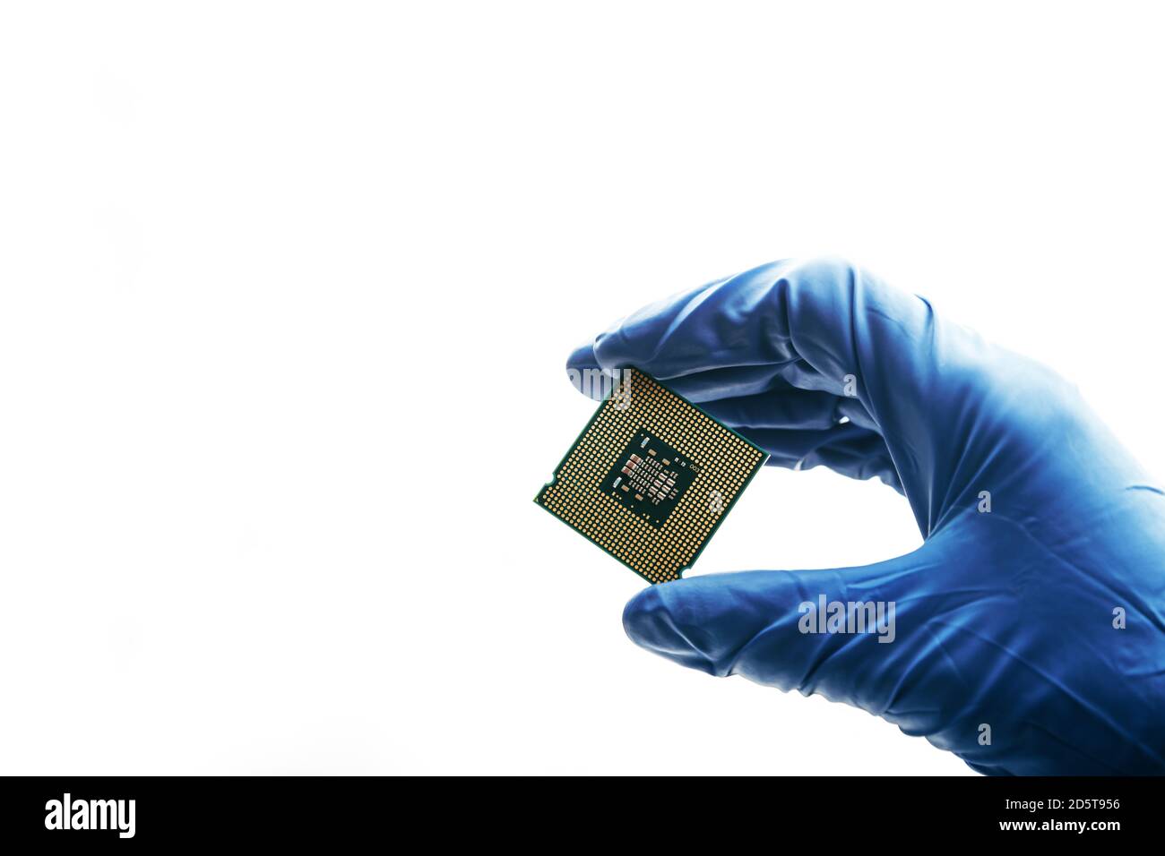 Nahaufnahme eines neuen Halbleiter-Mikrochips in der Hand eines Informatikers. Moderne Technologie- und Hardwareentwicklung Stockfoto