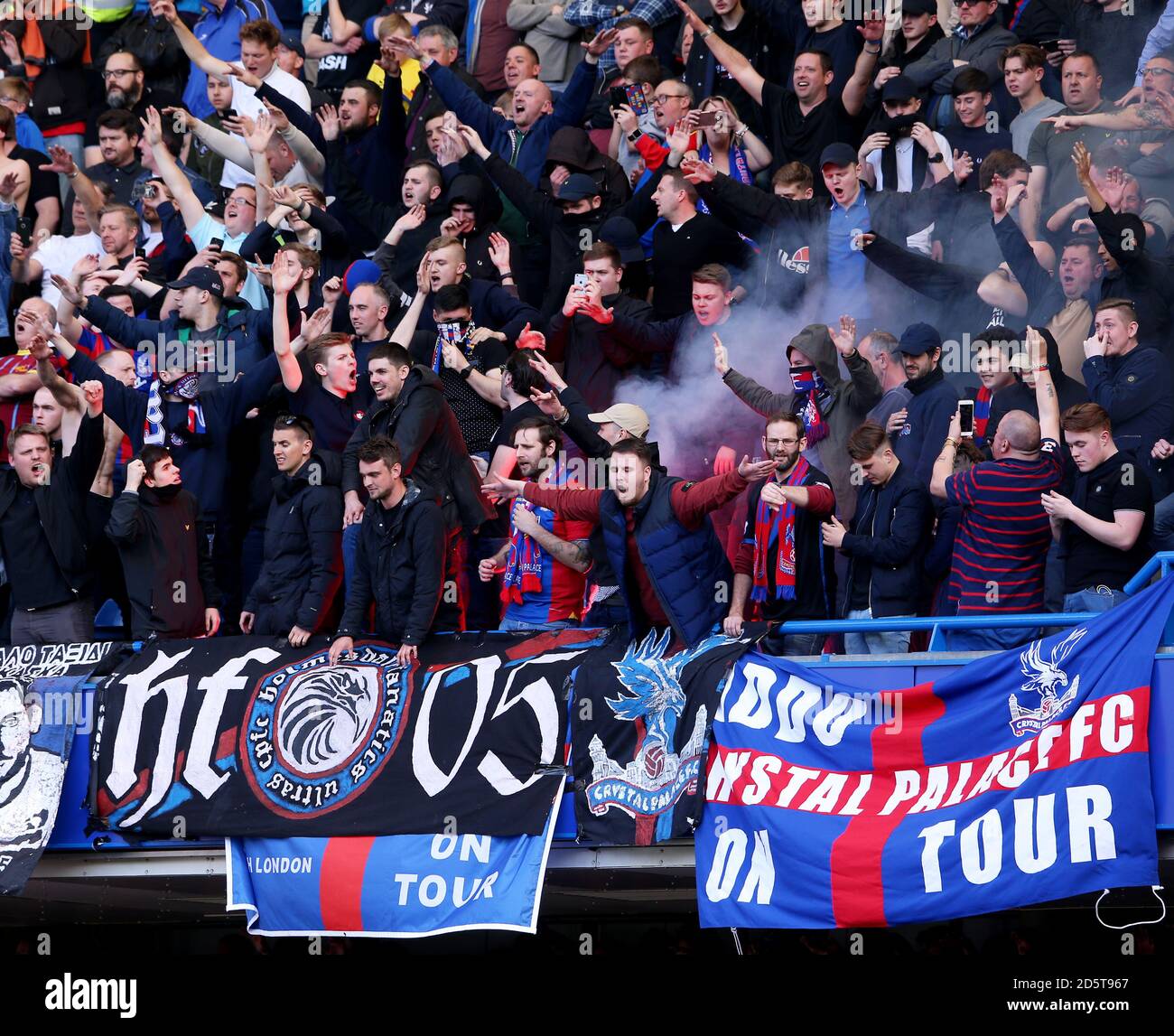 Crystal Palace Fans setzen Fackeln Stockfoto